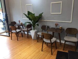 Bàn cà phê kê sát tường giúp tiết kiệm không gian quán
