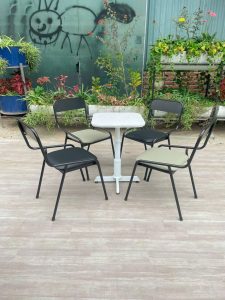 Bàn sắt ngoài trời hình vuông khác biệt