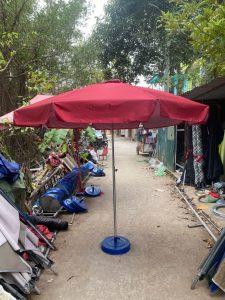 Dù che nắng ngoài chợ