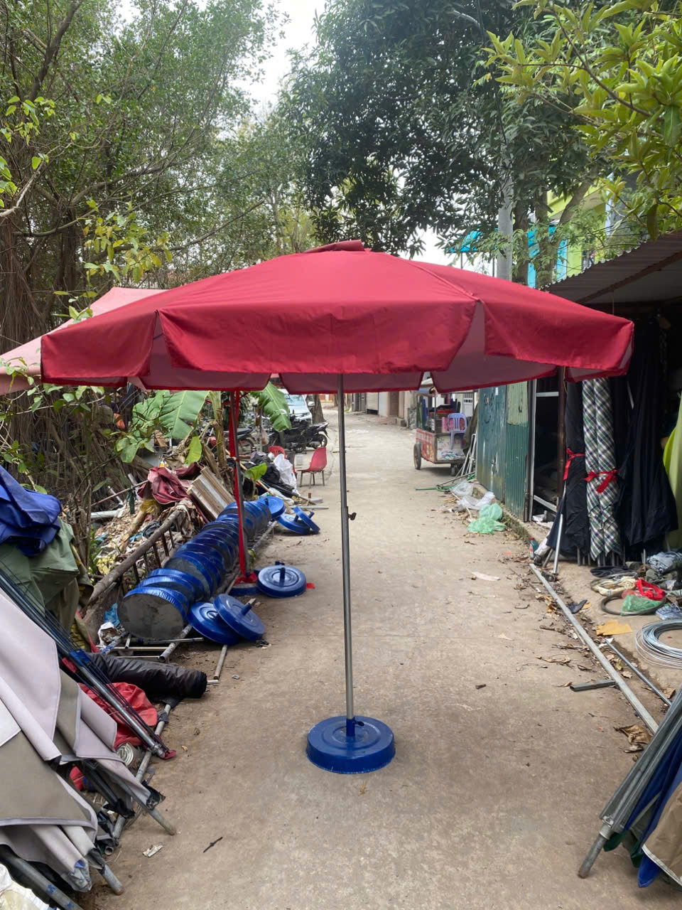 Dù che nắng ngoài chợ