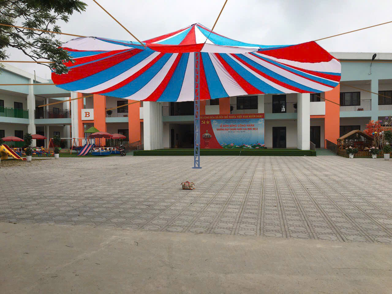Minh họa dù che sân trường tán phối màu Minh họa tán dù phối đỏ xanh trắng bố trí trên sân trường